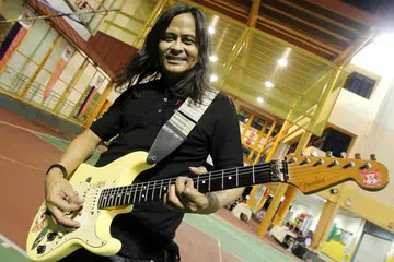 ABDUL SHUKOR JALIL: Berkongsi teknik memetik gitar pada 1 dan 8 Oktober ini dalam kelas muzik Teknik Bermain Gitar. - Foto fail