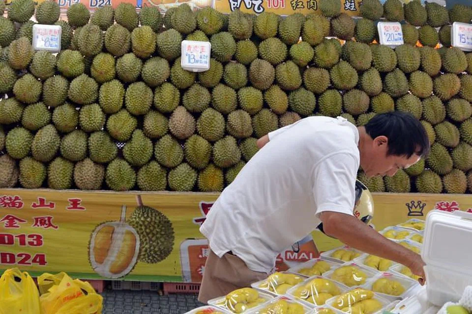 Menurut seorang peniaga durian di Penang, satu kilogram Musang King kini berharga antara RM24 dengan RM33 ($8-$11) berbanding RM55 dahulu. - Foto: Fail.
