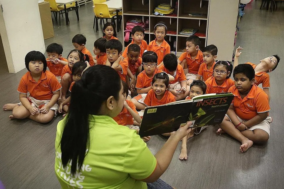 LEBIH SOKONGAN: Kanak-kanak di dalam kelas K2 semasa sambutan Hari Kanak-Kanak My First Skool di Chin Swee Road semalam. Program baru oleh NTUC First Campus untuk membantu mereka memainkan peranan penting dalam memastikan mobiliti sosial rakyat Singapura. - Foto THE STRAITS TIMES
