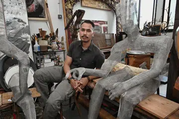 Encik Muhammad Nhawfal Juma’at yang bergambar dengan kerja seninya di studio sekitar Clementi Street 12 bertekad gunakan ilmu yang diraih daripada pengajian Sarjana Seni Halus di Akademi Seni Halus Nanyang (Nafa), Universiti Seni Singapura (UAS), untuk terus memasyarakatkan seni.