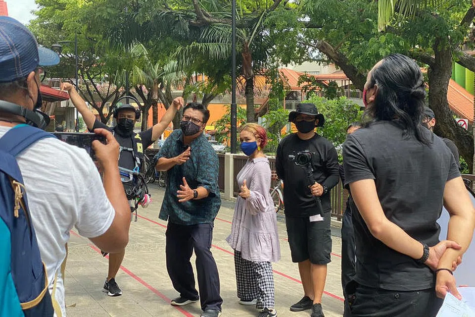 MEMPERKENALKAN GEYLANG SERAI SEMULA: Siri vlog ini akan memperkenalkan makanan istimewa, tempat makanan serta individu menarik yang akan menongsi pengalaman mereka tinggal, bekerja dan bermain di kawasan itu bersama dengan pengacara popular seperti Suhaimi Yusoff (tiga dari kiri) dan Farah Lola (tiga dari kanan) bagi setiap kawasan ikonik. - Foto WGS