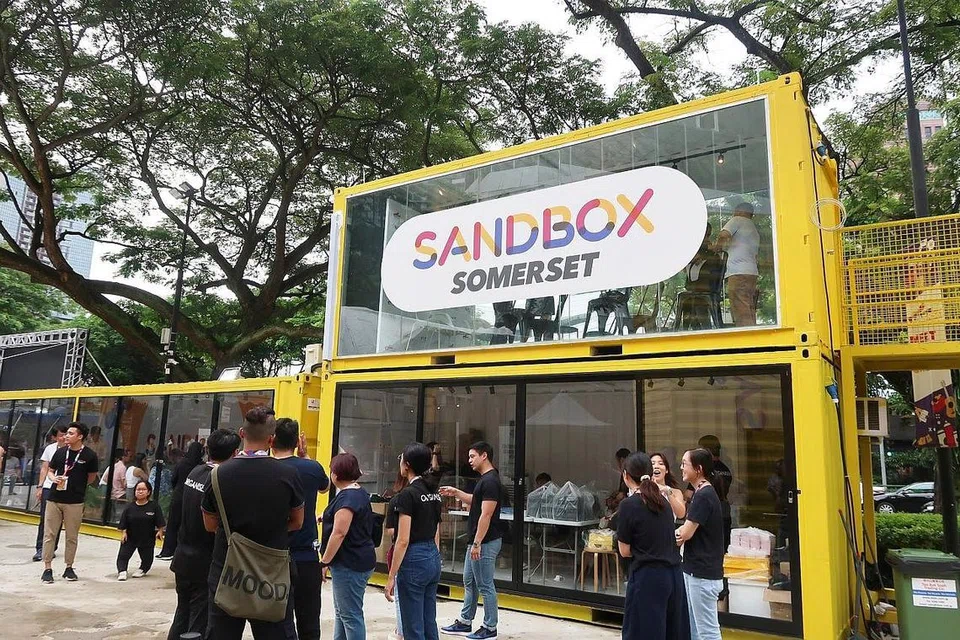 KONGSI PENGALAMAN: Usahawan belia mengongsi pengalaman mereka dengan belia lain menerusi pelbagai platform seperti program bimbingan, acara 'pop up' dan perkongsian panel di acara Sandbox Somerset, yang diadakan sebahagian daripada festival Somerfest baru-baru ini. - Foto-foto INVADE