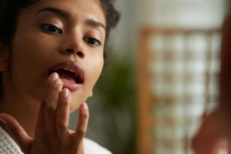 Menjaga bibir agar tidak kering sepanjang berpuasa.