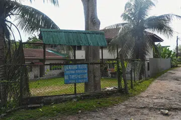 Jalan masuk ke kediaman suspek insiden serangan Balai Polis Ulu Tiram pada 17 Mei. Papan tanda larangan lusuh tergantung di pagar di Jalan Rabani, Kampung Sungai Tiram. Kawasan itu adalah tanah persendirian. 