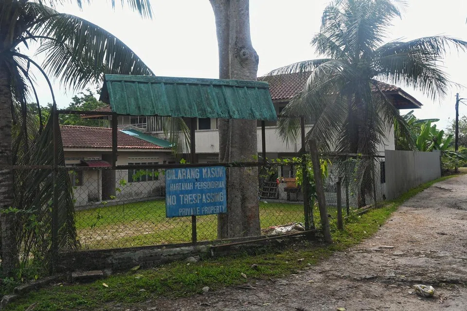 Jalan masuk ke kediaman suspek insiden serangan Balai Polis Ulu Tiram pada 17 Mei. Papan tanda larangan lusuh tergantung di pagar di Jalan Rabani, Kampung Sungai Tiram. Kawasan itu adalah tanah persendirian. 
