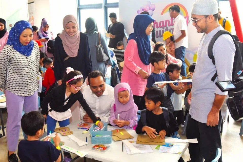 BERINTERAKSI: Anggota Parlimen (AP) GRC Chua Chu Kang, Encik Zhulkarnain Abdul Rahim (duduk, berbaju putih) sebagai tetamu kehormat berinteraksi dengan kanak-kanak dalam majlis KMM Graduation & Playfest 2023.