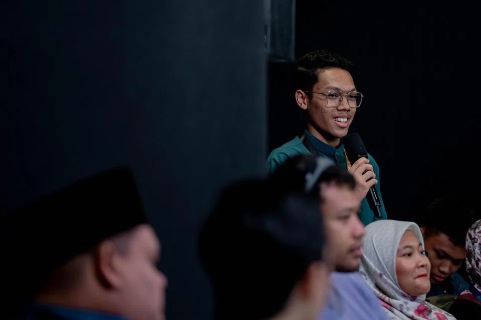 Para peserta bertukar-tukar pandangan, idea dan memberi maklum balas kepada dasar-dasar tertentu pemerintah.