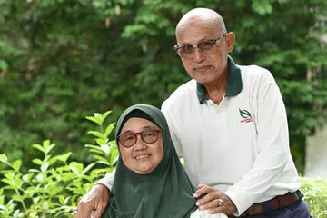 Penolong Pegawai Kebun Bunga Singapura, Cik Rasidah Zali, 66 tahun (kiri), dan Encik Ali Jasman, 72 tahun, telah kerja di Kebun Bunga Singapura lebih 45 tahun. Di situlah mereka kali pertama bertemu dan mendirikan rumah tangga yang kekal sehingga sekarang – lebih 45 tahun.