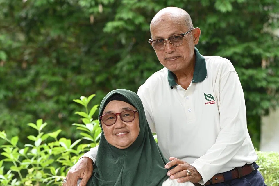 Penolong Pegawai Kebun Bunga Singapura, Cik Rasidah Zali, 66 tahun (kiri), dan Encik Ali Jasman, 72 tahun, telah kerja di Kebun Bunga Singapura lebih 45 tahun. Di situlah mereka kali pertama bertemu dan mendirikan rumah tangga yang kekal sehingga sekarang – lebih 45 tahun.