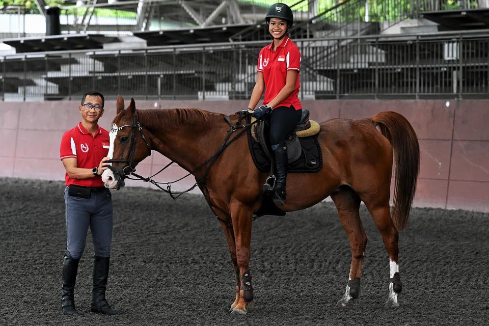 KELUARGA MENUNGGANG KUDA: Atlet sukan berkuda Singapura, Tara Nur Ibrahim (kanan), bersama bapa yang juga jurulatihnya, Roy Ibrahim.