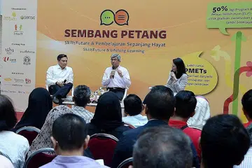 USAH TAKUT: Dr Yaacob (tengah) berkata terdapat peluang yang datang dengan perubahan teknologi kerana ia berupaya menjadi alat yang membawa ke arah peningkatan. Beliau bersama Encik Saktiandi dalam sesi Sembang Petang 2017 di pusat beli-belah OneKM Mall semalam, dan moderator perbincangan, Cik Hazlina Abdul Halim. - Foto JOHARI RAHMAT