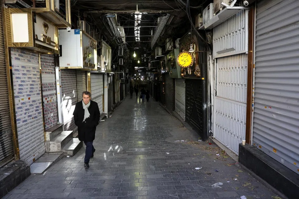 Orang ramai berjalan melepasi deretan kedai yang ditutup susulan protes terhadap kejatuhan mendadak nilai mata wang negara di Bazar Besar Tehran, Tehran, Iran, pada 30 Disember 2025.