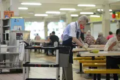 TINJAUAN DIJALANKAN: Kelompok Tiga Pihak bagi Pekerja Pembersihan (TCC) sedang menjalankan tinjauan untuk mendapatkan pandangan industri dan masyarakat awam tentang penjenamaan semula nama pekerjaan dalam industri pembersihan dalam usaha menaik taraf industri dan mengiktiraf perubahan tugas pekerja pembersihan dan transformasi industri itu. - Foto BH oleh SHINTARO TAY 
