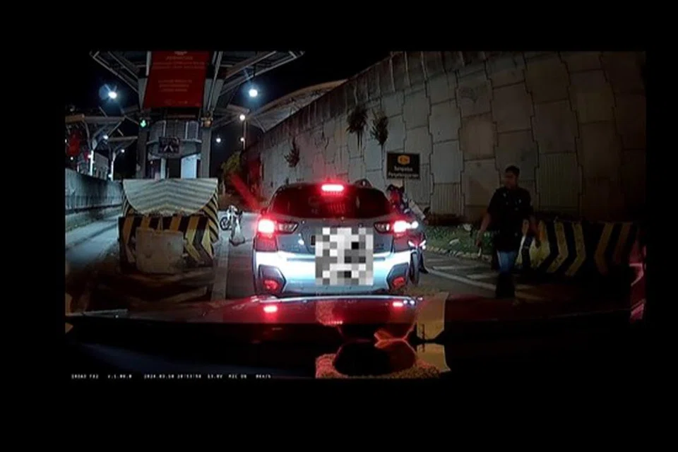 Kereta berdaftar Singapura ditahan dan diminta bayar ‘saman’ oleh pegawai kastam di CIQ.