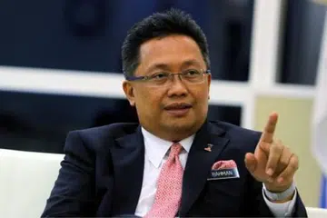 DEDAH IDENTITI: Menteri di Jabatan Perdana Menteri Malaysia, yang juga Pengarah Komunikasi Strategik Barisan Nasional, Datuk Abdul Rahman Dahlan, mengesahkan bahawa Perdana Menteri Malaysia, Datuk Seri Najib Tun Razak, sebagai " 'Malaysian Official 1' yang dinamakan dalam saman sivil Jabatan Kehakiman (DOJ) Amerika Syarikat ke atas individu berkaitan kes 1Malaysia Development Berhad (1MDB). - Foto mSTAR ONLINE