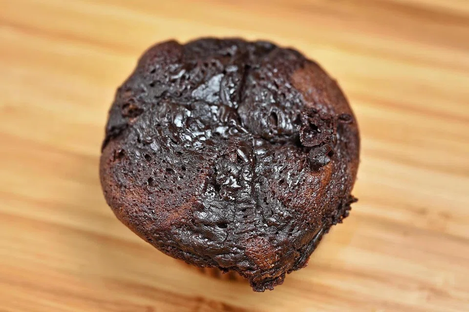 Mufin Lava Coklat dengan ganace (campuran krim dan coklat cair) di bahagian tengah mufin, menambah perisa coklat yang kaya.