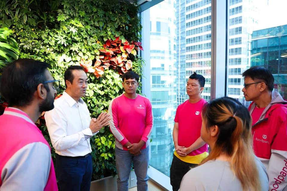 Menteri Negara Kanan (Tenaga Manusia), Dr Koh Poh Koon, berinteraksi dengan pekerja platform untuk mendengar keprihatinan mereka, antaranya termasuk kecukupan untuk perumahan dan persaraan, semasa lawatannya ke ibu pejabat foodpanda di Robinson Road pada 22 Ogos