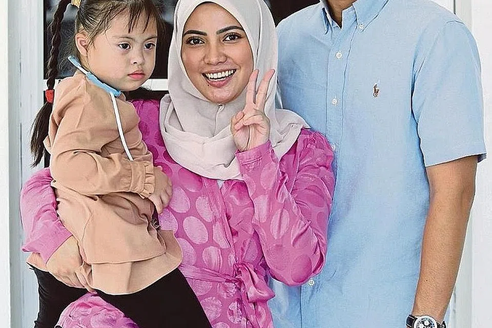 Pelakon terdiri daripada Nina Iskandar dan Awal Ashaari (gambar atas).