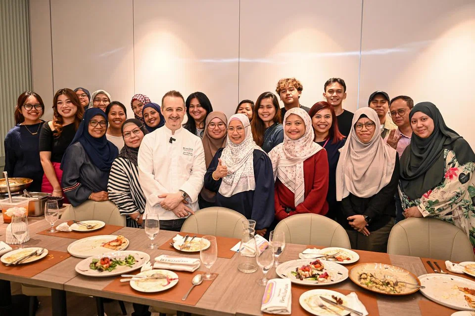 Selepas menjamu selera masakan lazat, kesemua 15 peserta dan kakitangan Berita Harian bergambar bersama Cef Gero sebagai penutup tirai bengkel.