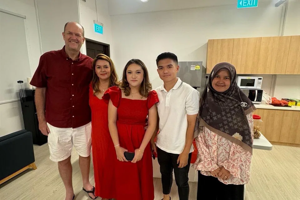Cik Ann Kennedy (dua dari kiri) bersama anggota keluarga yang sentiasa menyokong beliau, semasa sambutan Hari Kebangsaan yang ke-59.