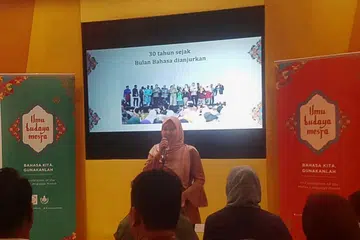 BULAN BAHASA: Cik Rahayu menyampaikan taklimat tentang Bulan Bahasa yang diadakan buat tahun ke-30 tahun ini di bangunan Perpustakaan Negara.