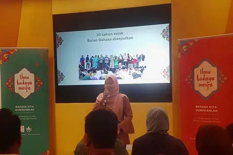 BULAN BAHASA: Cik Rahayu menyampaikan taklimat tentang Bulan Bahasa yang diadakan buat tahun ke-30 tahun ini di bangunan Perpustakaan Negara.
