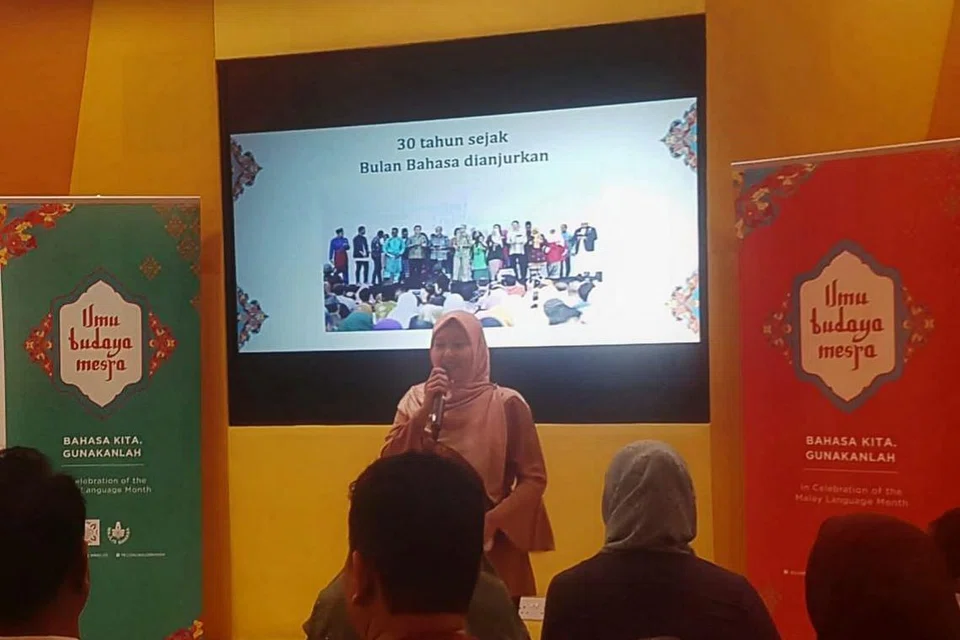 BULAN BAHASA: Cik Rahayu menyampaikan taklimat tentang Bulan Bahasa yang diadakan buat tahun ke-30 tahun ini di bangunan Perpustakaan Negara.