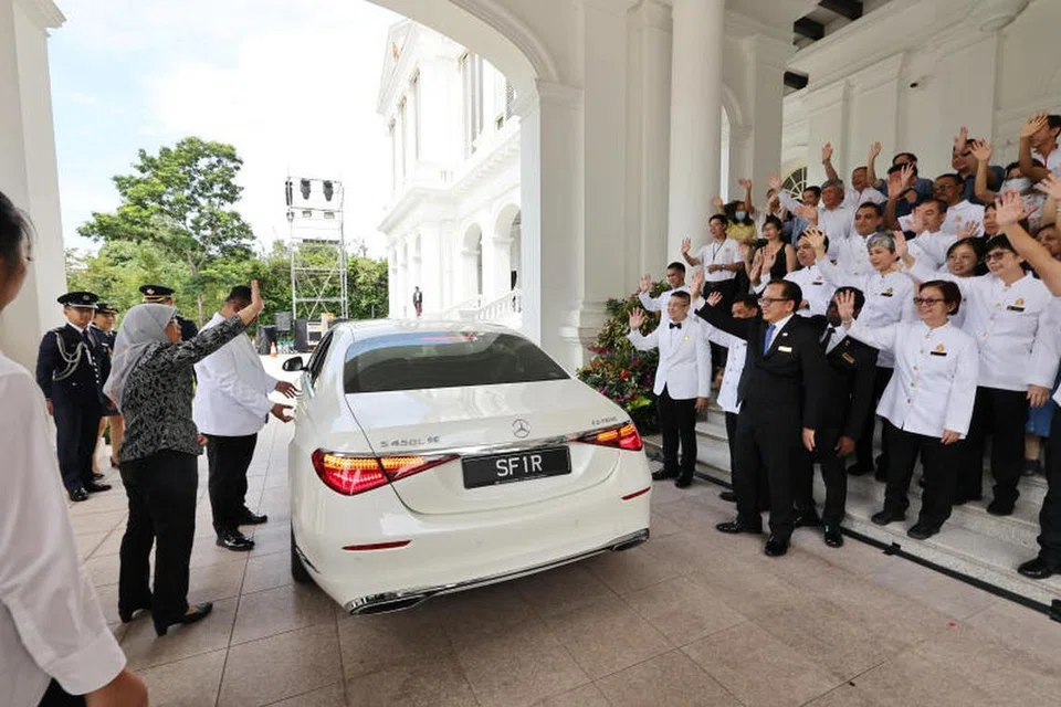 SELAMAT TINGGAL: Puan Halimah Yacob (kiri) melambai kepada kakitangan Istana pada Rabu, 13 September 2023.