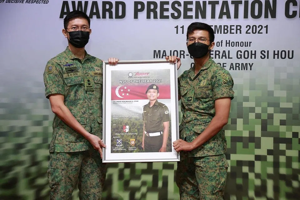 BERBAKTI KEPADA NEGARA: Berkat tekad usaha serta profesionalismenya dalam menjalankan tugas, Encik Ummar (kanan) yang menamatkan perkhidmatan negaranya pada 2020 telah menerima anugerah NSF Terbaik 2021 daripada Panglima Tentera Darat, Mejar Jeneral Goh Si Hou. - Foto MINDEF