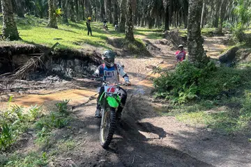 Pengunjung berpeluang merasai sendiri pengalaman menunggang motosikal di laluan tanah merah, mendaki bukit, meredah lumpur dan menempuh laluan sempit di celah pokok-pokok hutan.