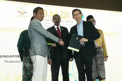 BANGUNKAN KEUPAYAAN HALAL: Pengarah Eksekutif SIM, Encik Ronald Tan (kanan) berjabat tangan dengan Encik Zuraimi selepas memeterai MOU dalam Konvensyen Dunia Melayu Dunia Islam (DMDI) ke-19 anjuran Jamiyah baru-baru ini. - Foto SIM
