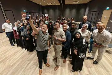 Pemangku Menteri Bertanggungjawab bagi Ehwal Masyarakat Islam, Encik Zaqy Mohamad (barisan paling hadapan, tengah), mengambil gambar bersama peserta selepas sesi dialog dengan ketua gerakan pekerja Melayu/Islam di Wisma Geylang Serai pada 21 Oktober. Turut hadir ialah kedua-dua pengerusi bersama Jawatankuasa Daya Ekonomi (CER) iaitu Anggota Parlimen (AP) gerakan pekerja, Dr Wan Rizal Wan Zakariah (GRC Jalan Besar) dan Encik Saktiandi Supaat (GRC Bishan-Toa Payoh).