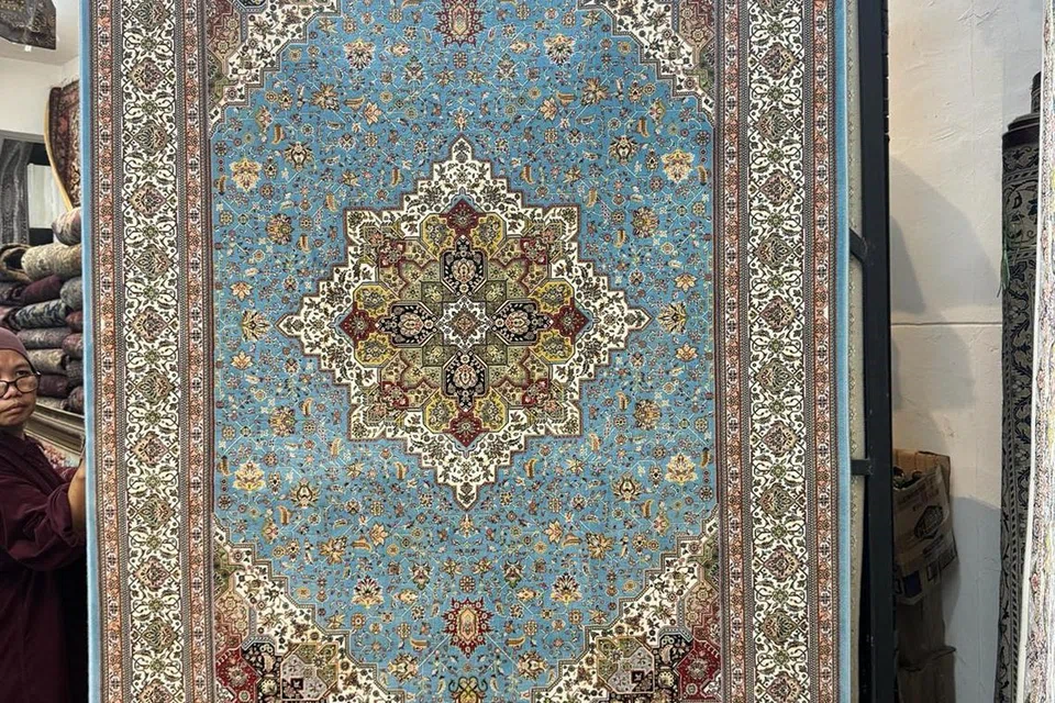 Permaidani buatan mesin yang indah dan menawan. Terdapat pelbagai warna, saiz dan rekaan menarik bagi permaidani Iran ini. Untuk pembaca Berita Harian (BH), tawaran hebat diberikan bagi pembelian permaidani tertentu. 