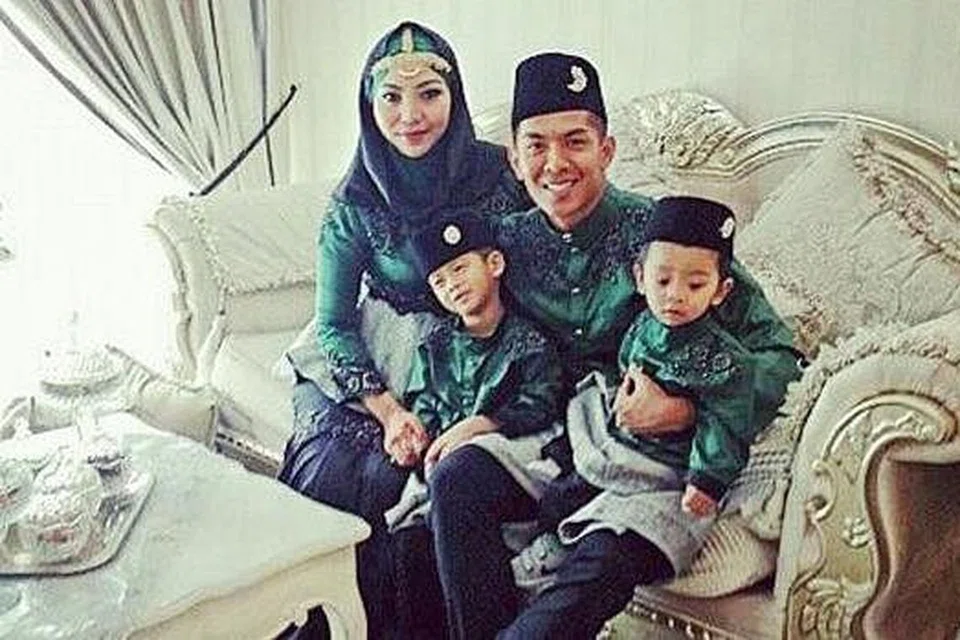 BERAYA SEDONDON: Penyerang LionsXII, Khairul Amri, serta isteri dan anak-anaknya sedondon menyambut Lebaran. - Foto KHAIRUL AMRI