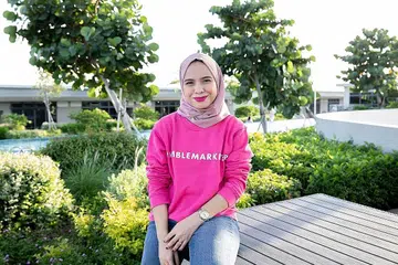 PERKASA WANITA: Cik Bella mengajar wanita dalam dunia digital sebelum melangkah menyediakan khidmat melakarkan strategi media sosial kepada pelanggan. - Foto ihsan BELLA KHAJA