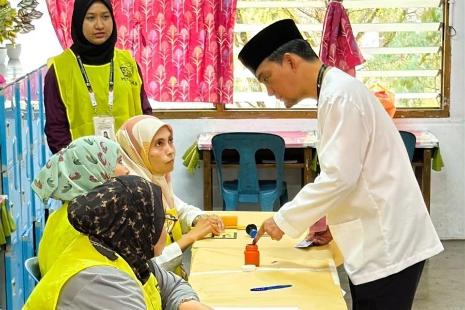 Menteri Besar Johor, Datuk Onn Hafiz Ghazi, mencelup jari telunjuk kiri ke dalam botol dakwat kekal bagi menandakan beliau telah selesai membuang undi.