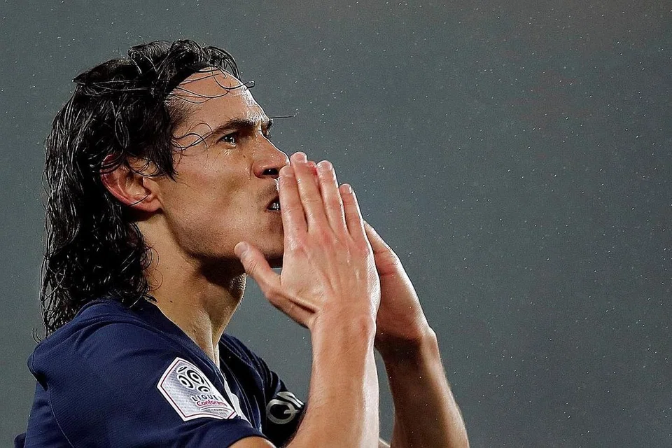 EDINSON CAVANI: Penyertaannya ke Manchester United daripada Paris St Germain timbulkan tanda tanya. - Foto fail