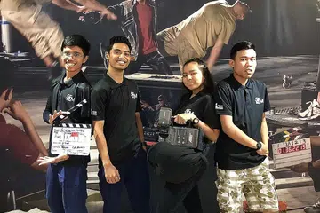 KERJA KERAS DI STUDIO FILEM BATAM: (Dari kiri) Encik Muhammad Nizam Mushadat, Encik Elfian Shaffiq Jama'ain, Cik Nurliyana Ramdan dan Encik Noor Mohamad Ahmad Fairuz teruja dapat meninjau aksi nekad dan babak berdarah di set filem Buffalo Boys yang dipilih bagi mewakili Singapura ke Anugerah Academy. - Foto BM oleh HARYANI ISMAIL