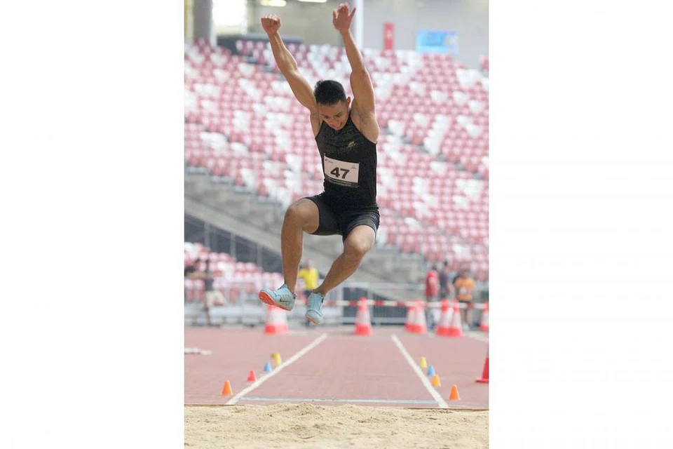 LOMPATAN BERSEMANGAT: Atlit Paralimpik Rio 2016, Suhairi Suhani, mencatatkan jarak 5.72 meter dalam acara lompat jauh T20. Bakat beliau mula 'ditemui' di kejohanan inilah sekitar 10 tahun lalu. - Foto-foto DAVID TAN / SDSC
