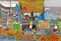 VADAI DARI HATI: Cik Rahmat Nisha Samsudeen dan suaminya, Encik Govindasamy Karuna Buddy (kanan), di gerai bazar mereka, The Famous Vadai Uncle. Gambar ini dirakam semasa mereka berjualan di Bazar Ramadan Utara tahun lalu. - Foto FACEBOOK THE FAMOUS VADAI UNCLE