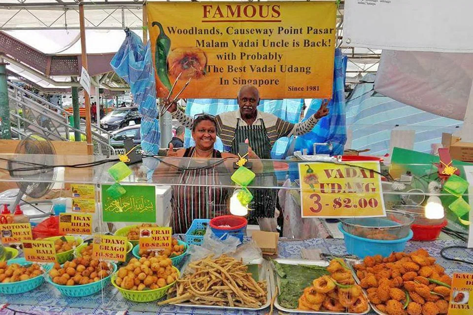 VADAI DARI HATI: Cik Rahmat Nisha Samsudeen dan suaminya, Encik Govindasamy Karuna Buddy (kanan), di gerai bazar mereka, The Famous Vadai Uncle. Gambar ini dirakam semasa mereka berjualan di Bazar Ramadan Utara tahun lalu. - Foto FACEBOOK THE FAMOUS VADAI UNCLE