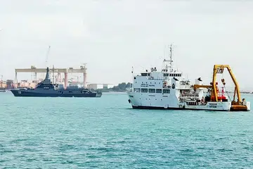 RESPONS TERKAWAL: Kapal Angkatan Tentera Laut Singapura (RSN) RSS Justice (kiri) memantau kapal kerajaan Malaysia Pedoman (kanan) yang berlabuh di perairan Singapura. - Foto SPF