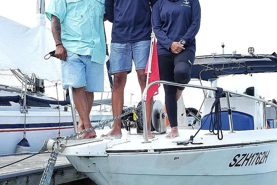 PEMILIK BERSAMA: (Dari kiri) Encik Mohd Syazwan Yaakub, Encik Adzman Abdul Rahman dan isterinya, Cik Norhuda Mohd Saad, yang berkongsi membeli bot sendiri demi memenuhi permintaan pelanggan kaki pancing yang kian meningkat. - Foto BH oleh KHALID BABA 