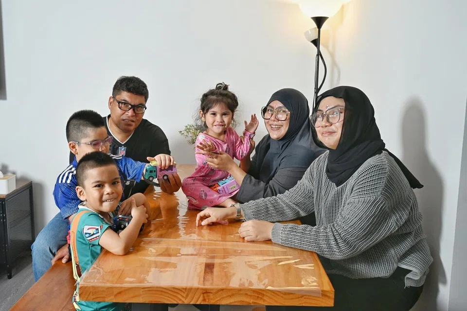 Demi menjadikan rumah sewa mereka nampak ‘baru’ dan tidak membosankan, Cik Rozieyana (dua dari kanan) sering mengatur semula perabot dan menghias ruang sebaik mungkin.