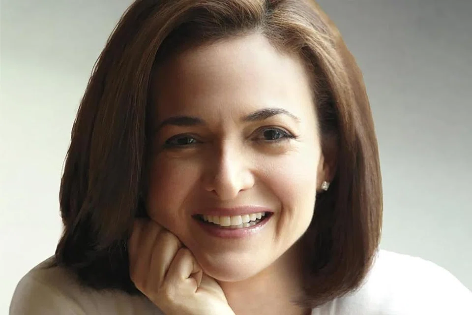 FENOMENA: Lean In karya Sheryl Sandberg mencetus fenomena ketika ia baru dilancarkan dan tajuknya telah menjadi ungkapan popular untuk memperkasa wanita. 