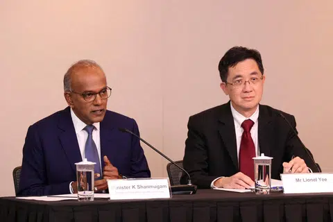 Menteri Ehwal Dalam Negeri merangkap Undang-Undang, Encik K. Shanmugam (kiri) bersama Timbalan Peguam Negara, Encik Lionel Yee, dalam satu sidang media pada 10 Mac di Pusat Akhbar Nasional di bangunan Kementerian Penerangan dan Pembangunan Digital (MDDI) di Hill Street.
