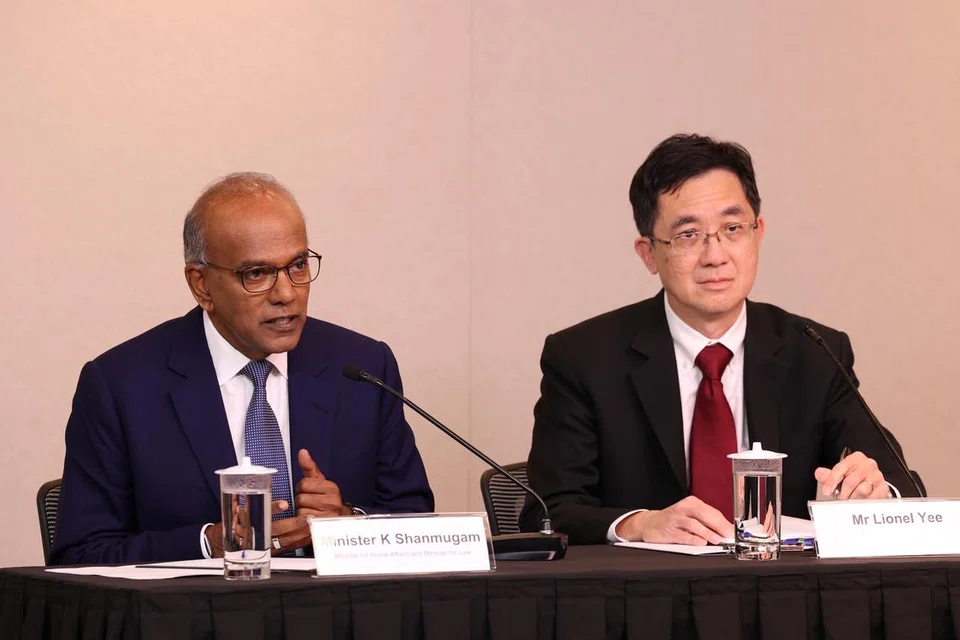 Menteri Ehwal Dalam Negeri merangkap Undang-Undang, Encik K. Shanmugam (kiri) bersama Timbalan Peguam Negara, Encik Lionel Yee, dalam satu sidang media pada 10 Mac di Pusat Akhbar Nasional di bangunan Kementerian Penerangan dan Pembangunan Digital (MDDI) di Hill Street.
