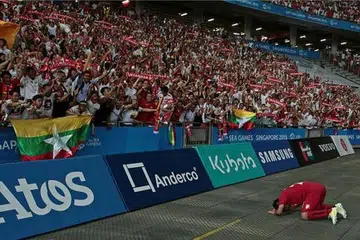 HARGAI SOKONGAN: Pemain Myanmar Ye Ko Oo, 'menyembah' penyokong selepas Myanmar mengejutkan Vietnam 2-1 di Stadium Negara semalam. - Foto REUTERS