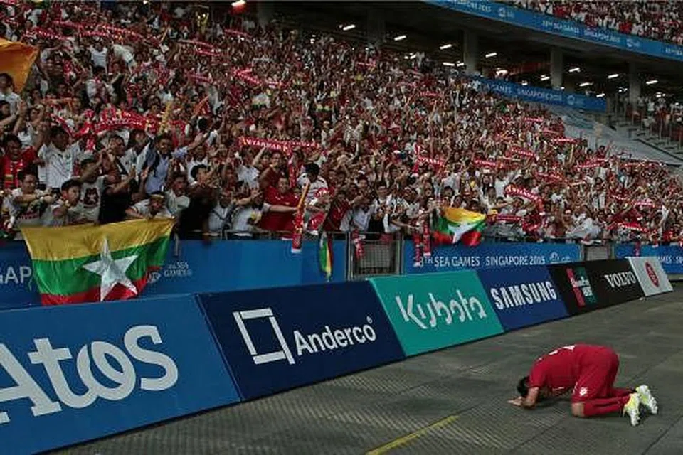 HARGAI SOKONGAN: Pemain Myanmar Ye Ko Oo, 'menyembah' penyokong selepas Myanmar mengejutkan Vietnam 2-1 di Stadium Negara semalam. - Foto REUTERS