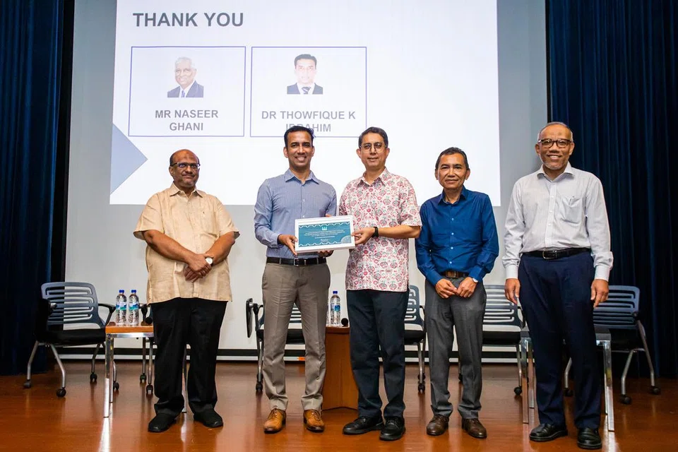 IKTIRAF SUMBANGAN: Dr Muhammad Faishal Ibrahim (tengah) menyampaikan sijil pengiktirafan kepada salah seorang pemimpin masyarakat India Muslim, Dr Thowfique K Ibrahim (dua dari kiri) dengan disaksikan Presiden Muis, Encik Saat Abdul Rahman (dua dari kanan), Timbalan Ketua Eksekutif Muis, Dr Albakri Ahmad (kanan) serta Pengerusi IMCSC, Encik Sultan Mohamed Ghouse (paling kiri). - Foto-foto MUIS